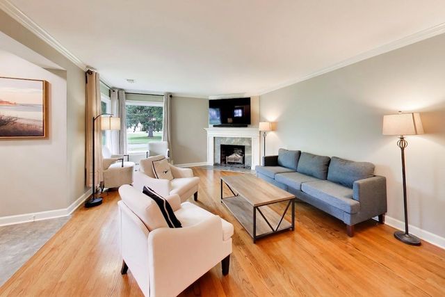 1311 E Woodford Place, Arlington Heights, IL 60004