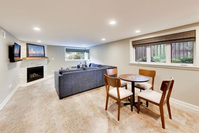 1311 E Woodford Place, Arlington Heights, IL 60004