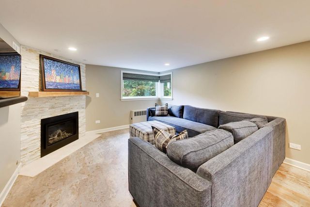 1311 E Woodford Place, Arlington Heights, IL 60004
