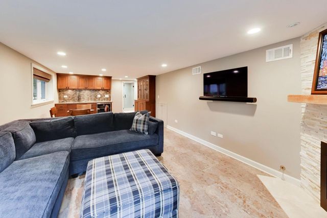 1311 E Woodford Place, Arlington Heights, IL 60004