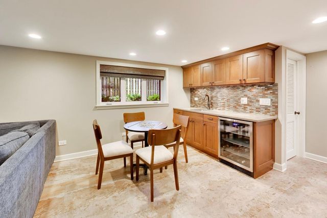 1311 E Woodford Place, Arlington Heights, IL 60004