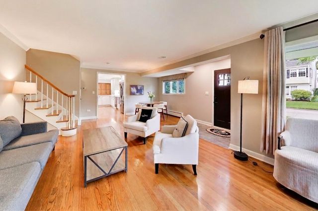 1311 E Woodford Place, Arlington Heights, IL 60004
