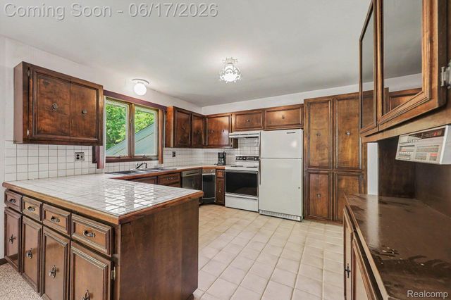 1457 W Avon Road, Rochester Hills, MI 48309