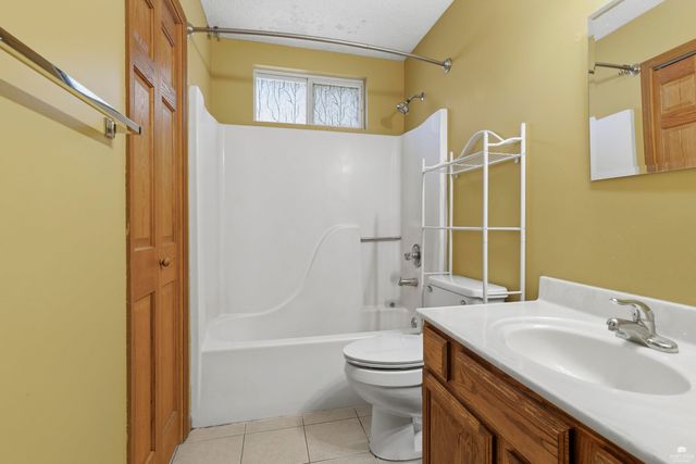 808 Sunrise Circle, Manhattan, KS 66503