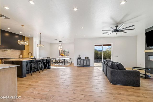 885 N Windbell Circle, Tucson, AZ 85745