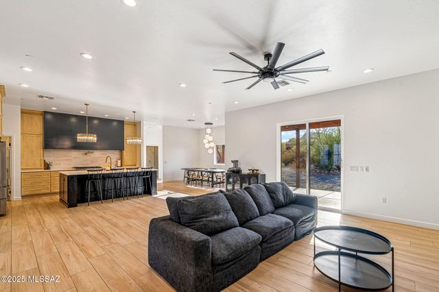 885 N Windbell Circle, Tucson, AZ 85745