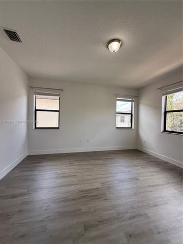 9776 W 34th Ave, Hialeah, FL 33018