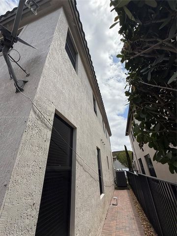 9776 W 34th Ave, Hialeah, FL 33018