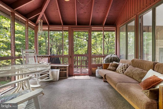 19 SNOWFLAKE LN, Hedgesville, WV 25427