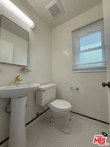 1025 W Clark Avenue C, Burbank, CA 91506