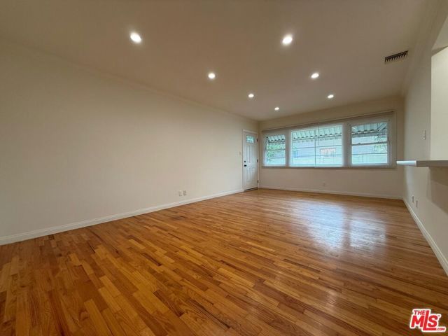 1025 W Clark Avenue C, Burbank, CA 91506