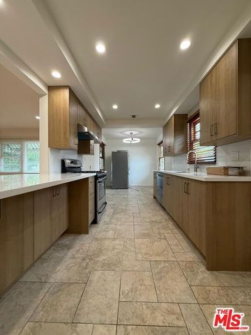 1025 W Clark Avenue C, Burbank, CA 91506