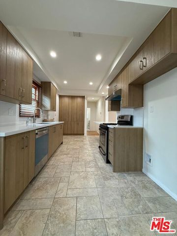 1025 W Clark Avenue C, Burbank, CA 91506