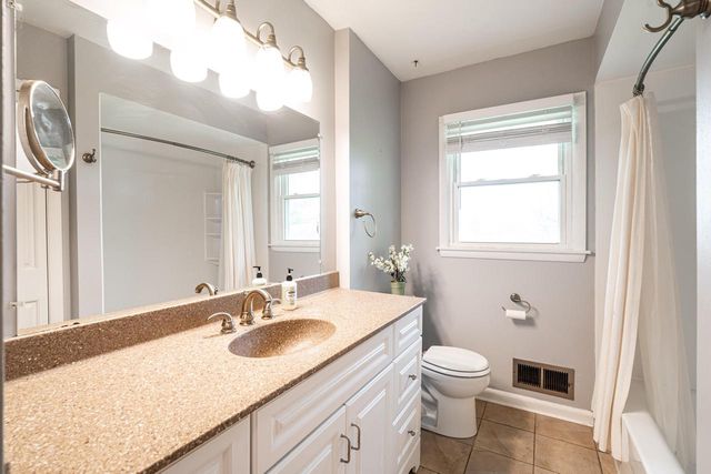 5207 Oakton LANE, Milwaukee, WI 53219