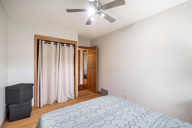 5207 Oakton LANE, Milwaukee, WI 53219