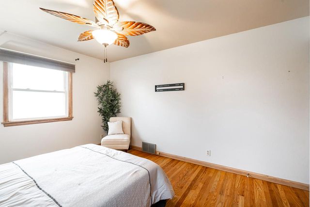 5207 Oakton LANE, Milwaukee, WI 53219
