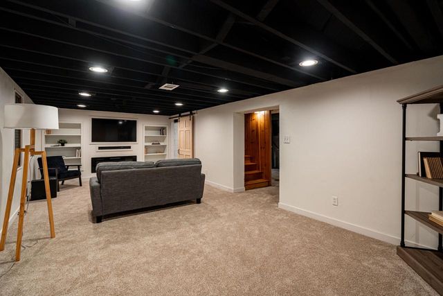 5207 Oakton LANE, Milwaukee, WI 53219