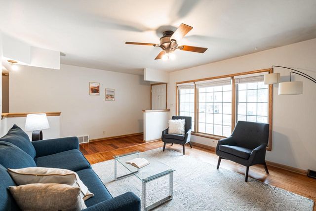 5207 Oakton LANE, Milwaukee, WI 53219