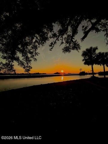 13817 Arbor Circle, Ocean Springs, MS 39564