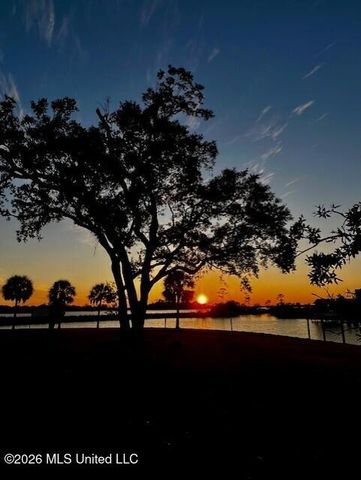 13817 Arbor Circle, Ocean Springs, MS 39564