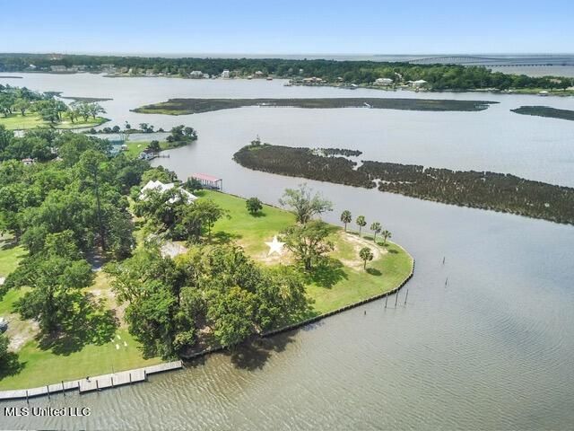 13817 Arbor Circle, Ocean Springs, MS 39564