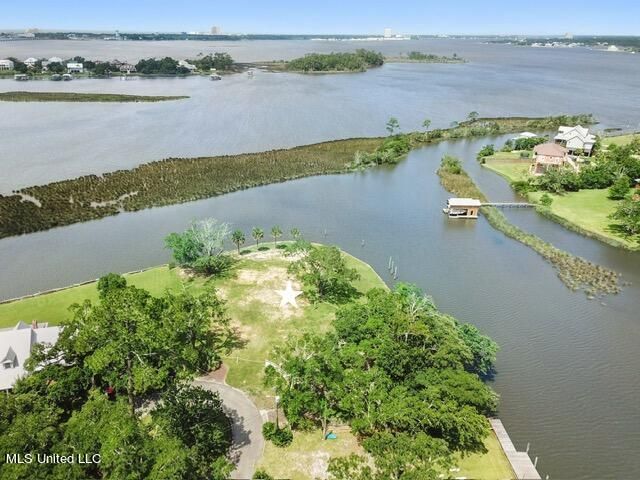 13817 Arbor Circle, Ocean Springs, MS 39564