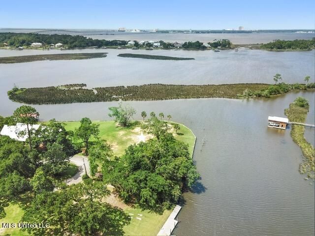 13817 Arbor Circle, Ocean Springs, MS 39564