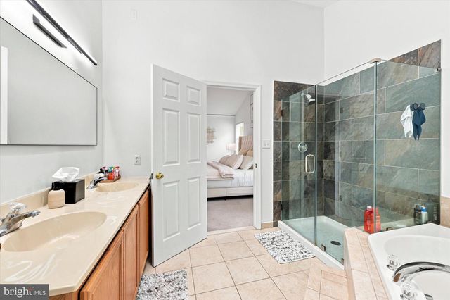 12 KELLY DR, Sicklerville, NJ 08081