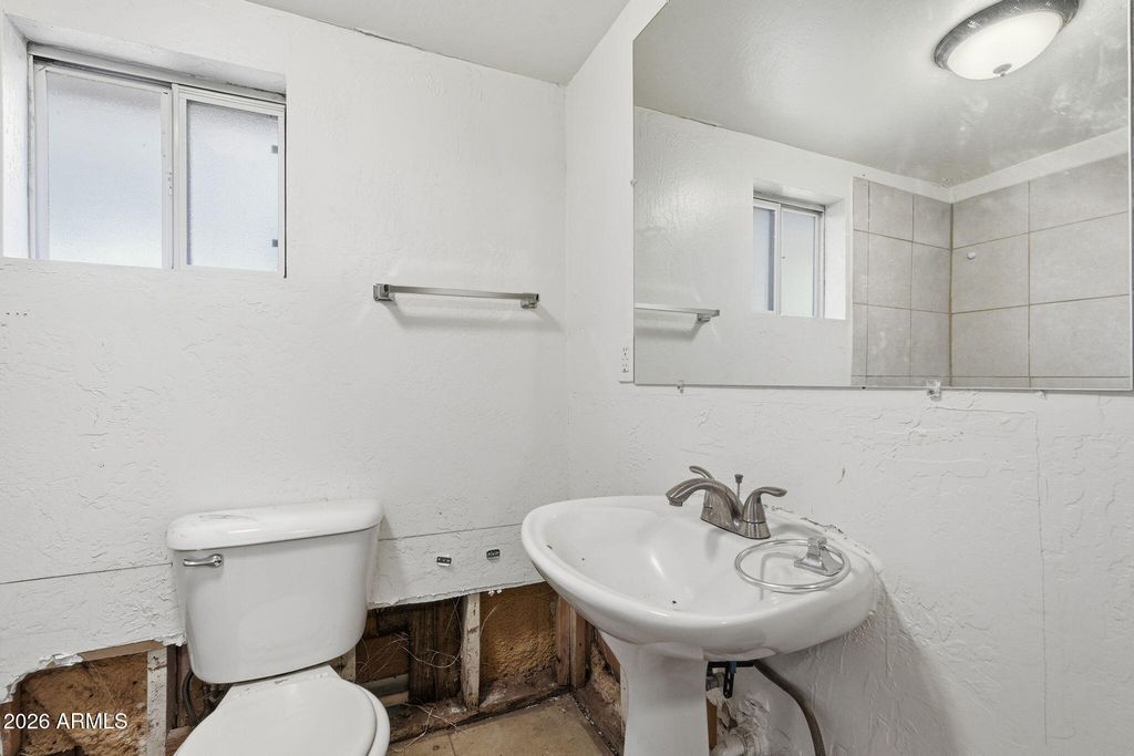 Image 20 of property listing at 2041 W GEORGIA Avenue, Phoenix, AZ 85015