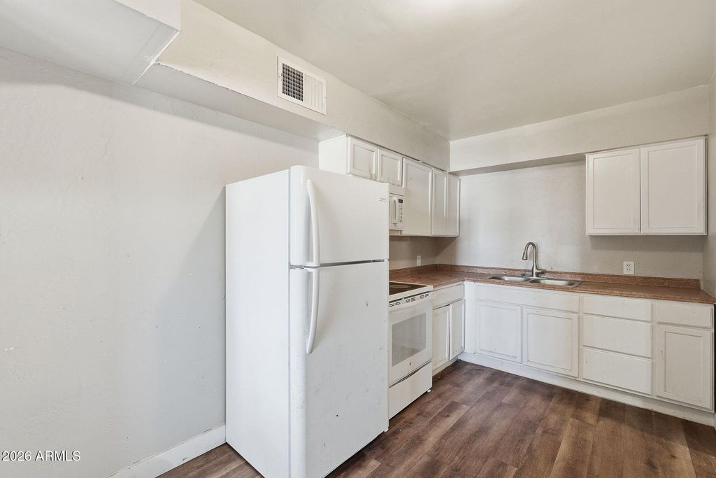 Image 5 of property listing at 2041 W GEORGIA Avenue, Phoenix, AZ 85015