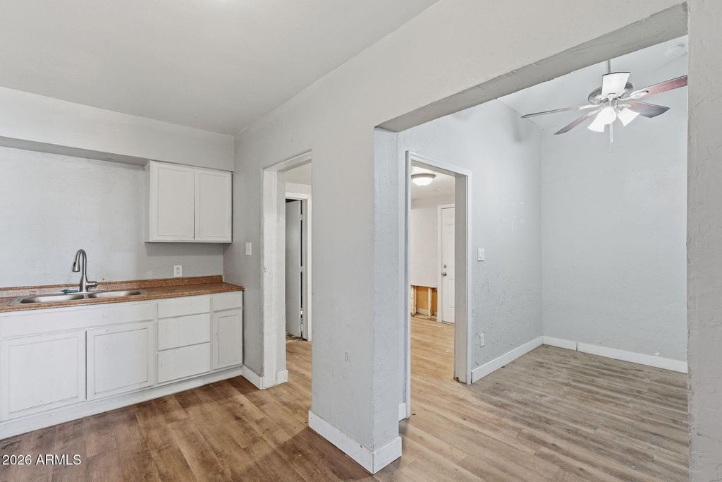 Image 7 of property listing at 2041 W GEORGIA Avenue, Phoenix, AZ 85015