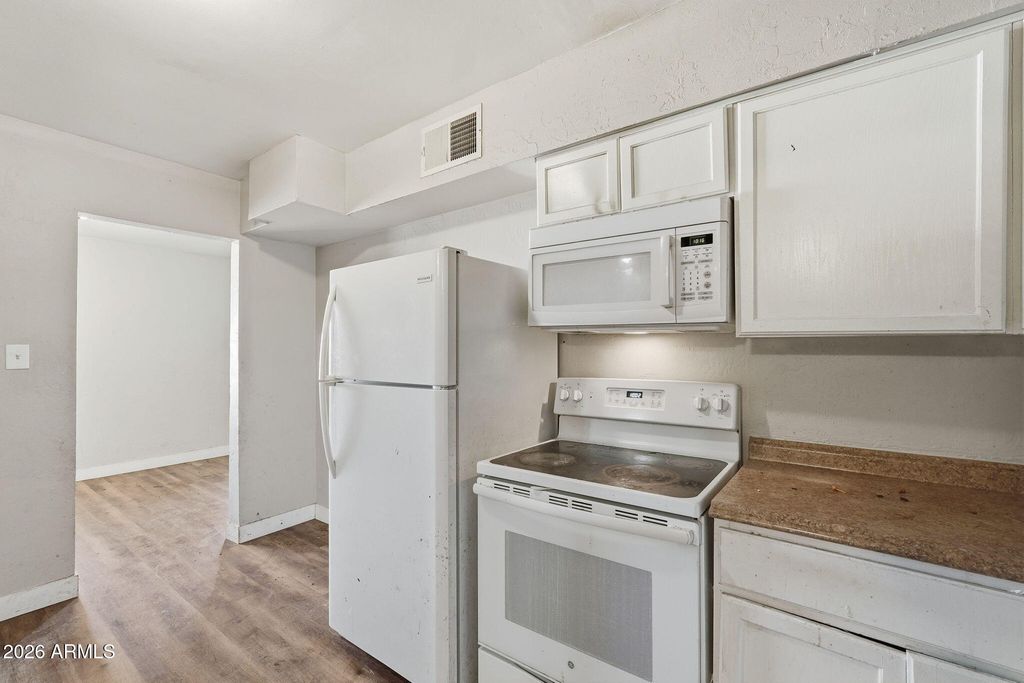 Image 8 of property listing at 2041 W GEORGIA Avenue, Phoenix, AZ 85015