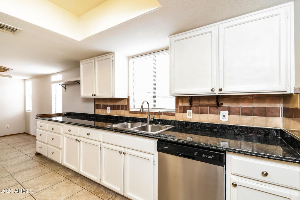 Image 9 of property listing at 20 W SAN REMO Street, Gilbert, AZ 85233