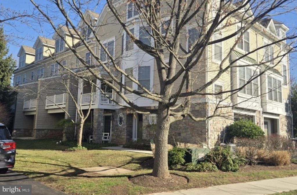 202 COBBLESTONE DR, Ardmore, PA 19003
