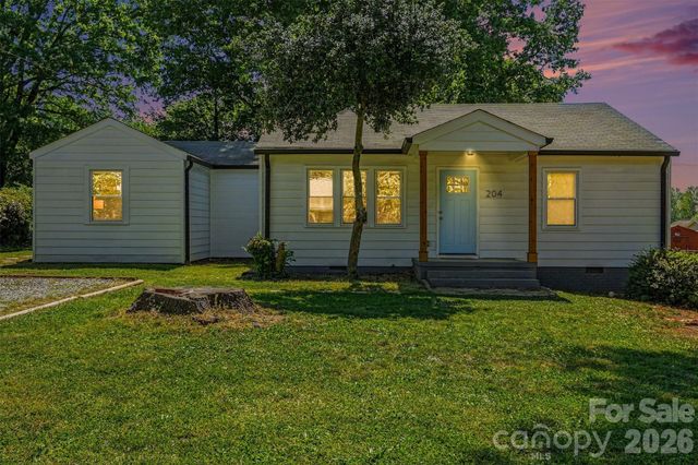 204 N Oak Street, Lowell, NC 28098