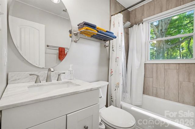 204 N Oak Street, Lowell, NC 28098