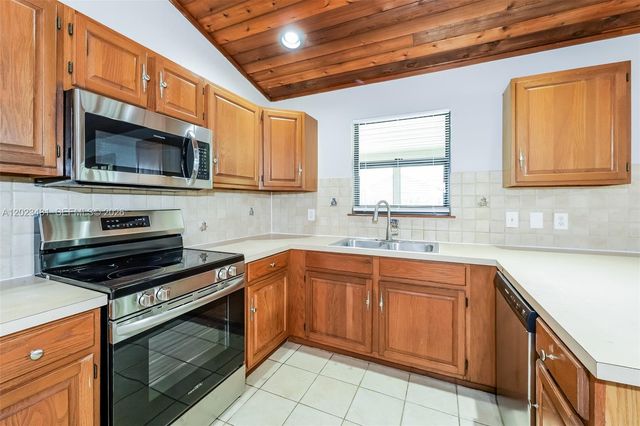 878 Daffodil Dr, Wellington, FL 33414