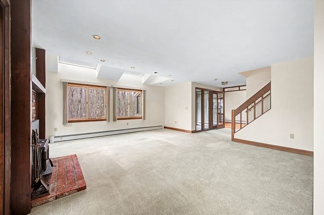 215 North St, Upton, MA 01568