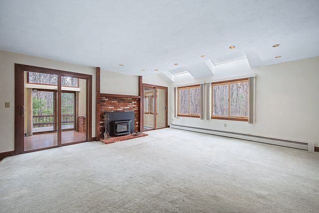 215 North St, Upton, MA 01568