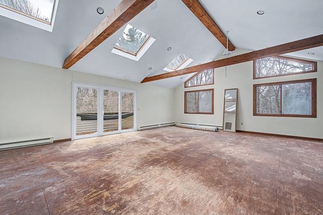 215 North St, Upton, MA 01568