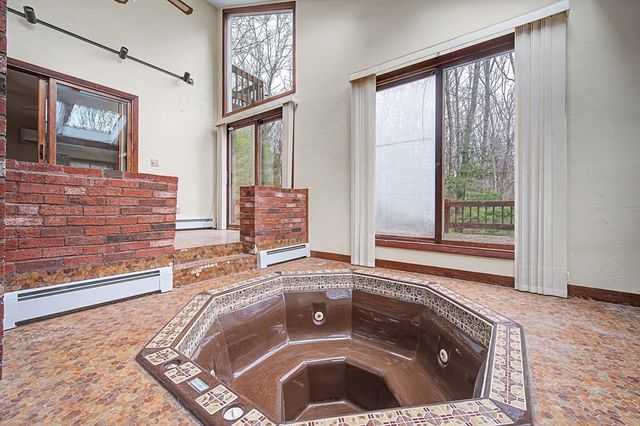 215 North St, Upton, MA 01568