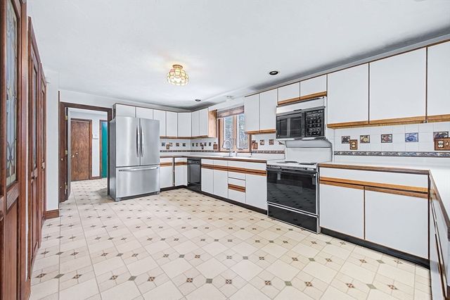 215 North St, Upton, MA 01568