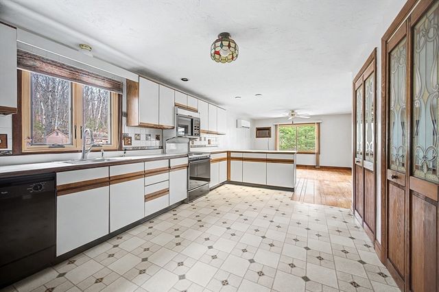 215 North St, Upton, MA 01568