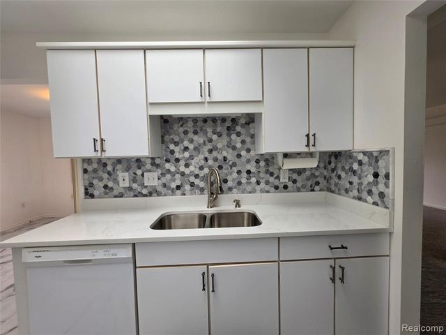 48484 Savoy Court, Utica, MI 48315