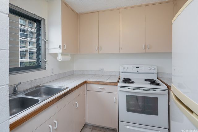 509 University Avenue 504, Honolulu, HI 96826