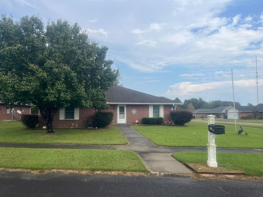 1902 Brookhaven, Deridder, LA 70634