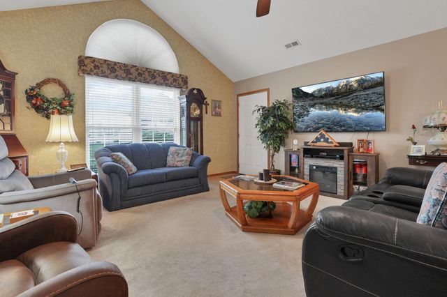 2018 Farmbrook Circle N, Grove City, OH 43123