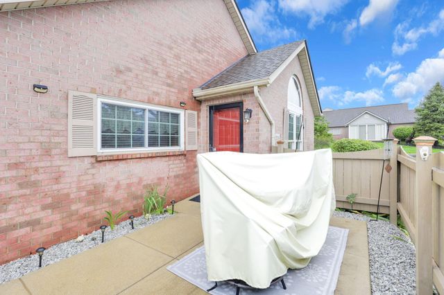2018 Farmbrook Circle N, Grove City, OH 43123