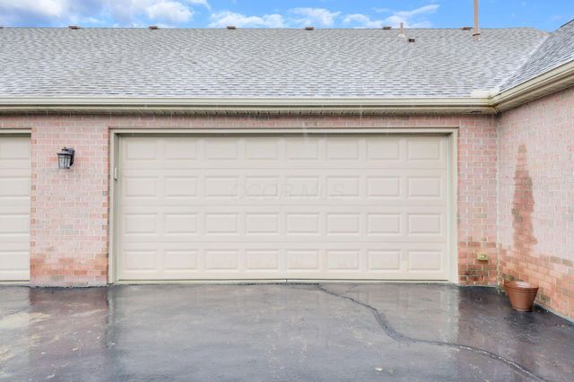 2018 Farmbrook Circle N, Grove City, OH 43123