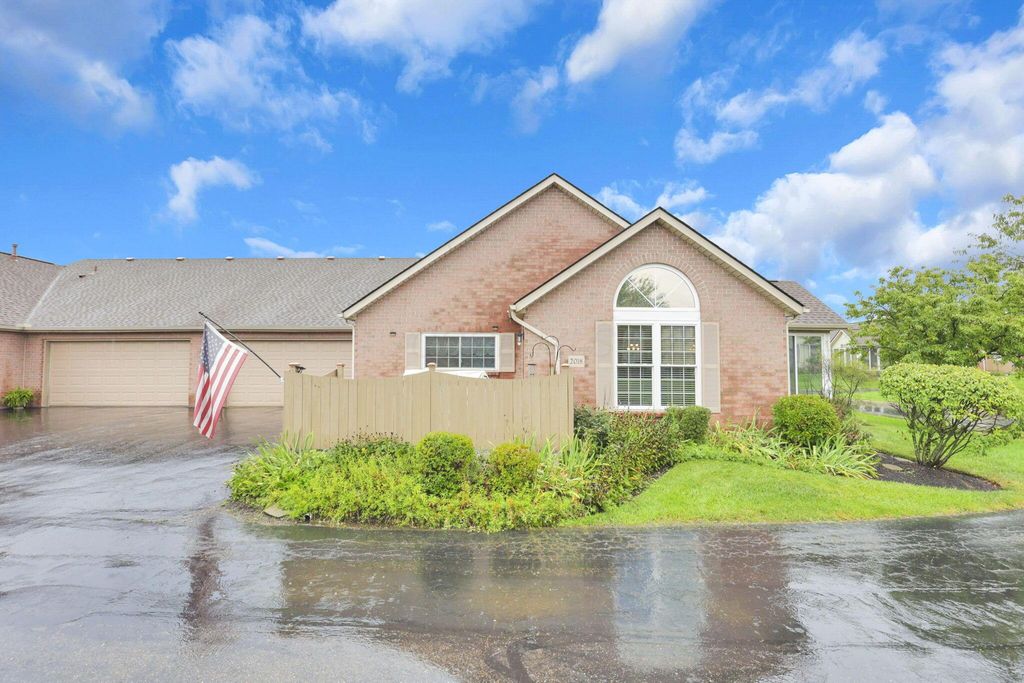 2018 Farmbrook Circle N, Grove City, OH 43123